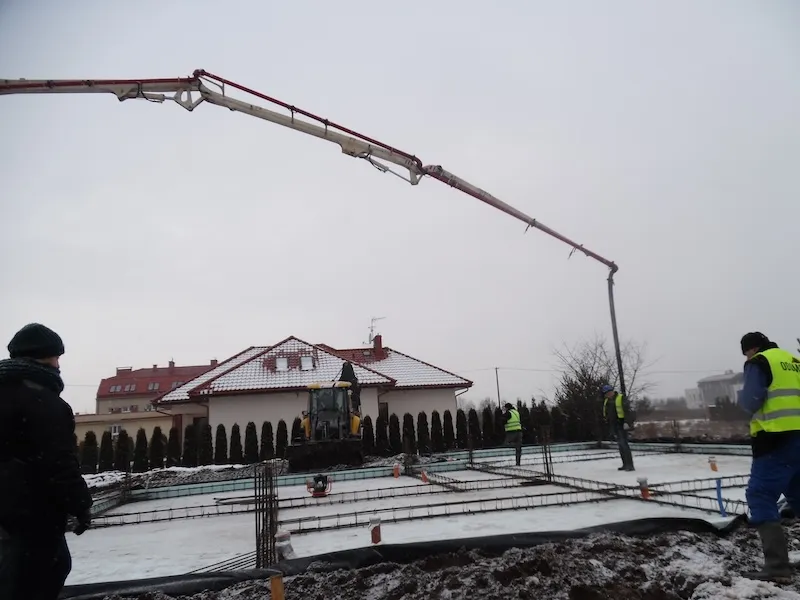 Budowa domu jednorodzinnego – betonowanie płyty fundamentowej przy użyciu pompy do betonu